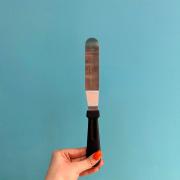 Лопатка изогнутая с пластиковой ручкой «N1 на кухне», 27 х 3 см