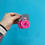 Серьги пластик "Вкусняшка" пончики с сердечками, цвет розовый в серебре